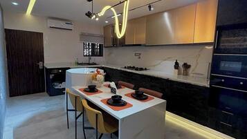 Economy-huoneisto, parveke, kaupunkinäköala | Yksityinen keittiö | Jääkaappi, mikroaaltouuni, uuni, liesi