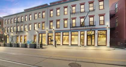 Cozy OTR loft steps from Washington Park with free parking - Sleeps four