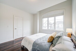 4 bedrooms, iron/ironing board, free WiFi - Very Modern New Luxury House in Richmond Hill (Richmond Hill)