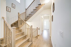 Interior - Very Modern New Luxury House in Richmond Hill (Richmond Hill)