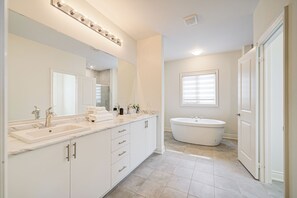 Hair dryer, towels, soap, shampoo - Very Modern New Luxury House in Richmond Hill (Richmond Hill)