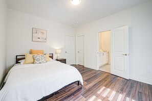 4 bedrooms, iron/ironing board, free WiFi - Very Modern New Luxury House in Richmond Hill (Richmond Hill)