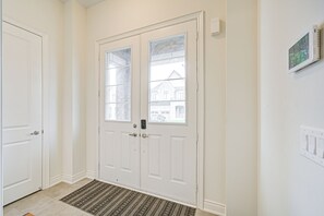 Interior - Very Modern New Luxury House in Richmond Hill (Richmond Hill)