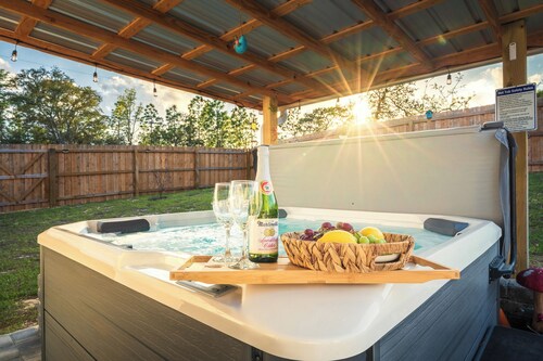 Luxury Stylist's Retreat: 6 Person Hot Tub, Game Room, 3 bedrooms, much more!