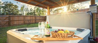 Luxury Stylist's Retreat: 6 Person Hot Tub, Game Room, 3 bedrooms, much more!