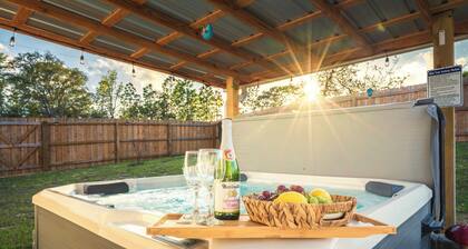 Luxury Stylist's Retreat: 6 Person Hot Tub, Game Room, 3 bedrooms, much more!