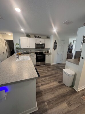 Fridge, microwave, oven, stovetop - Luxury Stylist's Retreat: Hot Tub, Game Room, 3 bedrooms, awesome location (Citrus Springs)