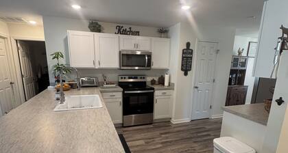 Luxury Stylist's Retreat: Hot Tub, Game Room, 3 bedrooms, awesome location