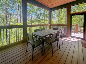 Outdoor dining - Cozy Cabin w/Hot Tub + Screened Porch A True Red River Gorge Escape (Beattyville)