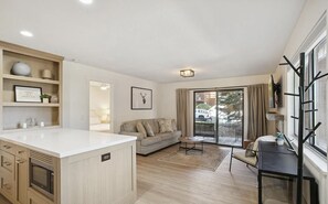 TV, fireplace - Free Shuttle with free ski tunes/wax | Pool, Hot Tub, Tennis, Golf Red Pine F2 (Park City)
