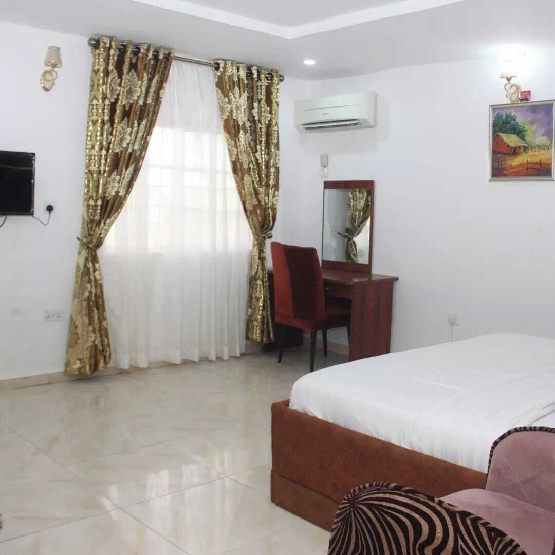 Escritorio, espacio para trabajar con laptop y cortinas blackout 