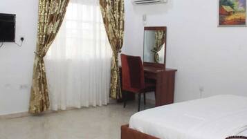 Escritorio, espacio para trabajar con laptop y cortinas blackout