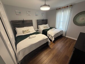 3 bedrooms, iron/ironing board, free WiFi, bed sheets - 3BR/2BA Beach House • Sleeps 10 • Walk to Beach • Epic Sunsets • Near Cape May (Lower Township)