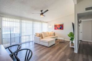 Apartment | Living area - Dwell 7011 (Scottsdale)