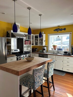 Microondas, horno, parrilla de estufa y lavavajillas 