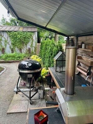 Terrace/patio - Delightful 3-bedroom home with private backyard garden oasis - near Brown, RISD (Providence)