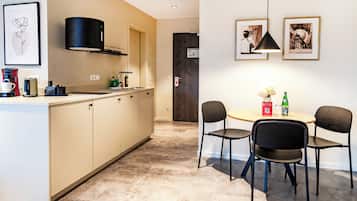 Apartment L | Eigene Küche | Kühlschrank, Mikrowelle, Herdplatte, Geschirrspüler
