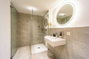 Shower, pengering rambut, handuk, dan sabun
