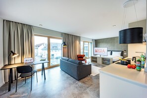 Apartment XL | Ruang kerja ramah laptop dan setrika/meja setrika