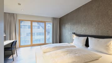 Schreibtisch, laptopgeeigneter Arbeitsplatz, Bügeleisen/Bügelbrett