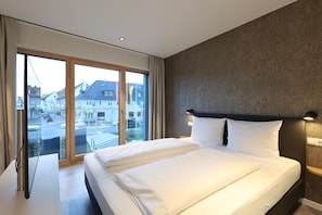 Apartment L | Desk, laptop workspace, iron/ironing board, free WiFi