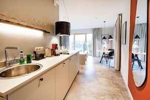 Apartment M | Cuisine privée | Réfrigérateur, four à micro-ondes, surface de cuisson, lave-vaisselle