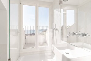 Bathroom - Luxury Loft in Alfama with Balcony and River View (Lisboa)