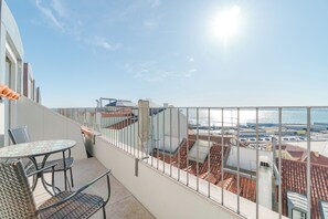 Outdoor dining - Luxury Loft in Alfama with Balcony and River View (Lisboa)
