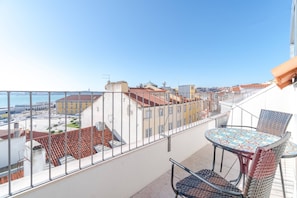 Outdoor dining - Luxury Loft in Alfama with Balcony and River View (Lisboa)