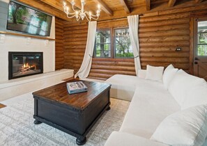 Una televisión, una chimenea