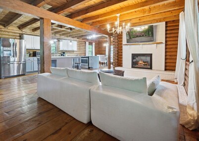 Pet-Friendly Lakeside Gem - Private Pool, Fire Pit & Huge Yard Near Savannah