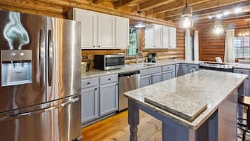 Mikrobølgeovn, ovn, kokeplater og oppvaskmaskin