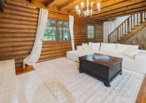 TV, fireplace - Lake cabin pet friendly with pool near Savannah (Midway)