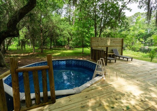 Pet-Friendly Lakeside Gem - Private Pool, Fire Pit & Huge Yard Near Savannah