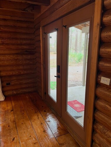 Lake cabin pet friendly with pool near Savannah