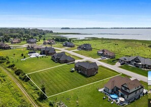 Exterior - Cozy Modern Retreat by Prince Edward County and Beaches (Quinte West)