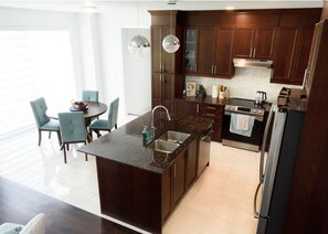 Private kitchen - Cozy Modern Retreat by Prince Edward County and Beaches (Quinte West)