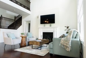 Smart TV - Cozy Modern Retreat by Prince Edward County and Beaches (Quinte West)