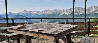 Petit chalet au cœur d'un village de montagne