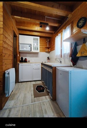 Refrigerador, microondas, parrilla de estufa y cafetera y tetera 