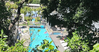 Quintessential Caravan/Cabin in campground with gym, heated pool, 2mins to beach