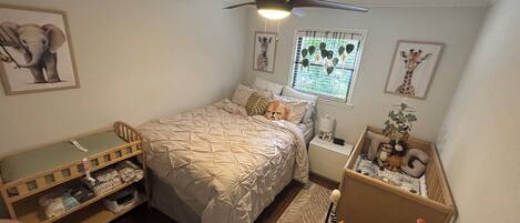 3 habitaciones, tabla de planchar con plancha, wifi y ropa de cama