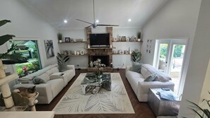 Living area - “Private Tropical Oasis w/ Resort Pool, Tiki Bar & Hot Tub" (Tarpon Springs)