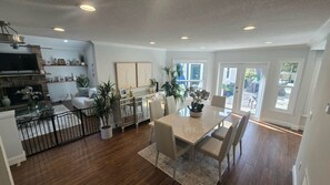 Dining - “Private Tropical Oasis w/ Resort Pool, Tiki Bar & Hot Tub" (Tarpon Springs)