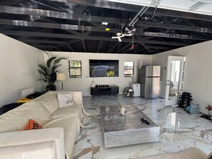 Living area - “Private Tropical Oasis w/ Resort Pool, Tiki Bar & Hot Tub" (Tarpon Springs)
