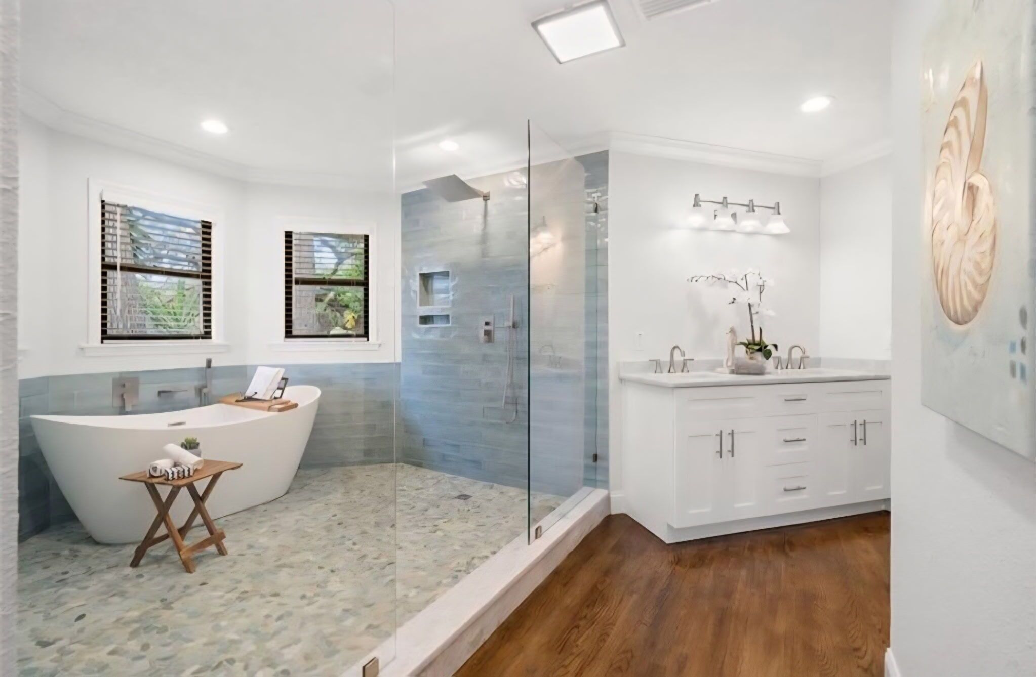Shower, jetted bath, hair dryer, towels
