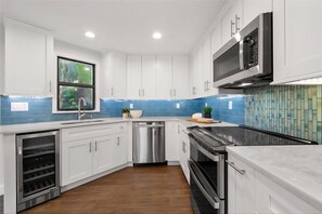 Private kitchen - “Private Tropical Oasis w/ Resort Pool, Tiki Bar & Hot Tub" (Tarpon Springs)