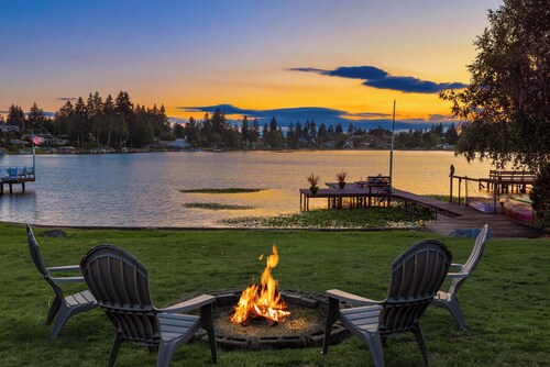 Spacious 4-bedroom house on Lake Burien.