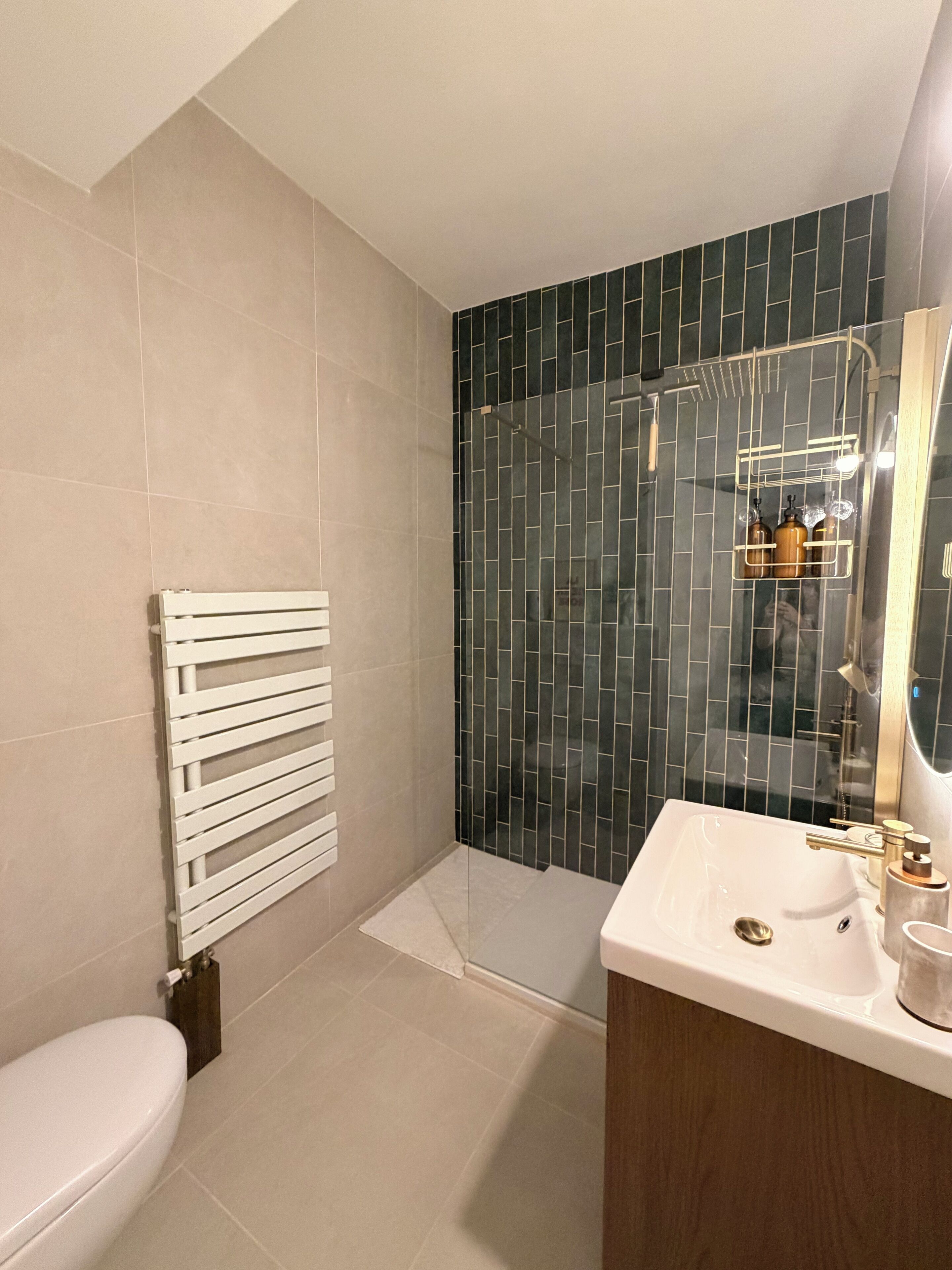 Douche, sèche-cheveux, serviettes fournies, savon