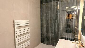 Douche, sĂšche-cheveux, serviettes fournies, savon